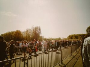 Foule canalisée par des barrières lors d’un festival en plein air