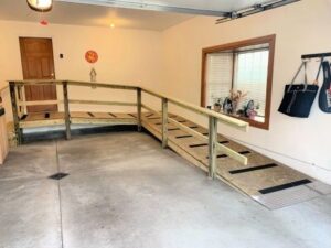 Rampe en bois avec garde-corps aménagée dans un intérieur