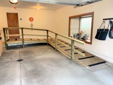 Rampe en bois avec garde-corps aménagée dans un intérieur