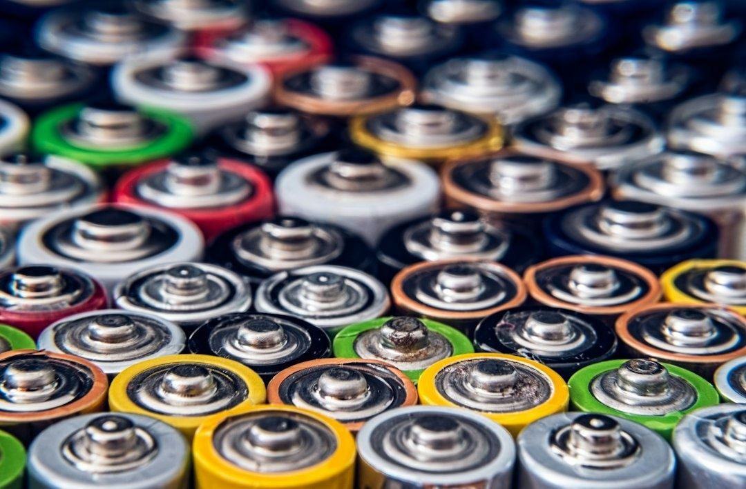 Gros plan sur de nombreuses piles cylindriques colorées et usagées