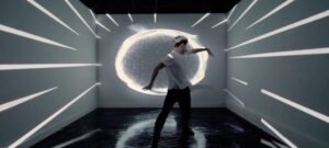 Personne en mouvement dans une installation lumineuse immersive