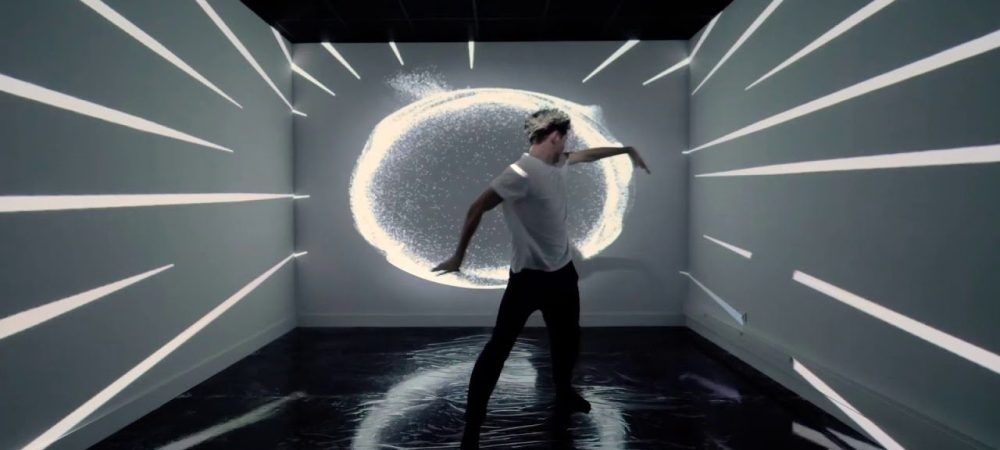 Personne en mouvement dans une installation lumineuse immersive